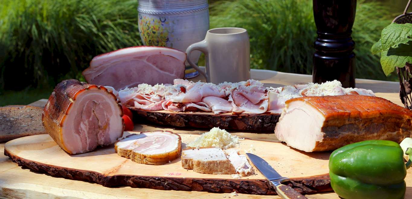 Knusprige Schweinebraten mit Kruste, Kochschinken vom Landschwein mit Speckrand und Schwarte, leicht geselcht und gekocht